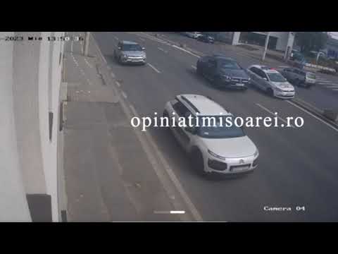 Politistii filmati cand trag cu arma pe strada la Timisoara ca sa opreasca un sofer fugar