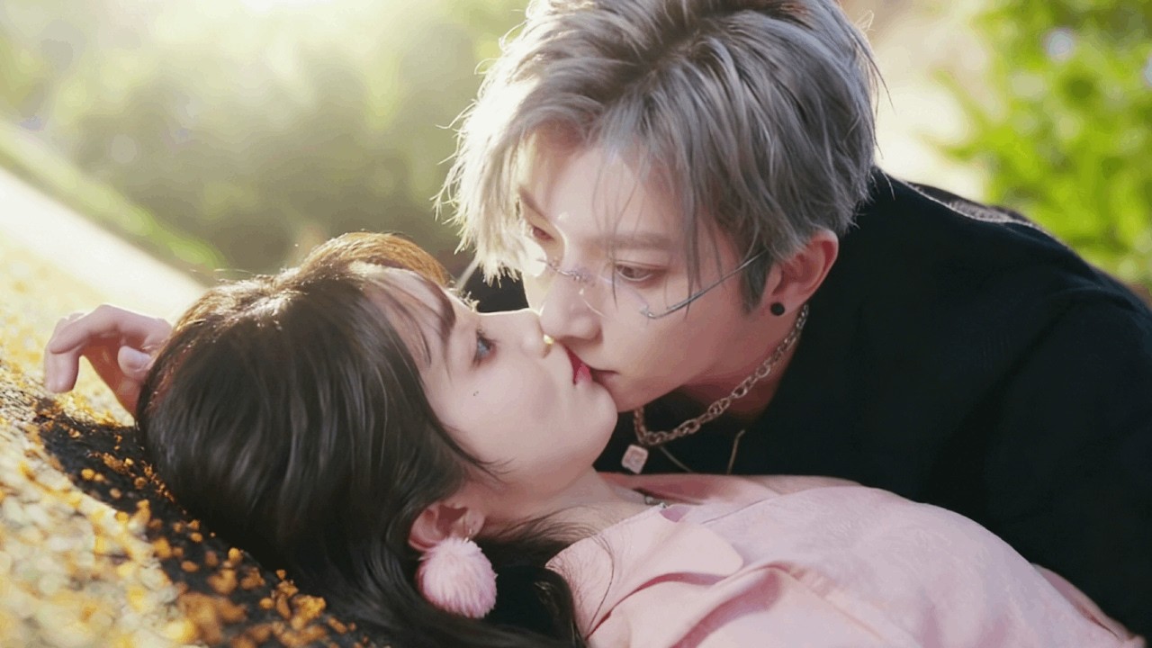 Abandoned by a cheating man, she turns to a handsome CEO and enjoys endless love.