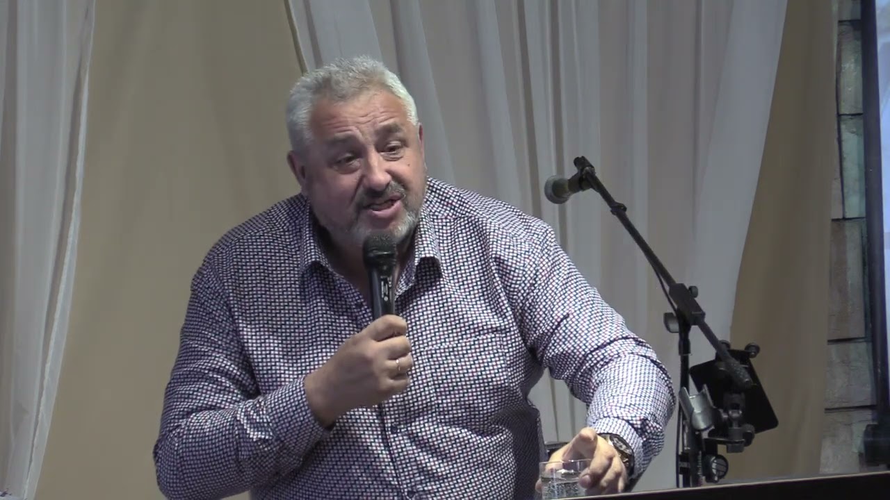 Проповедует пастор церкви 