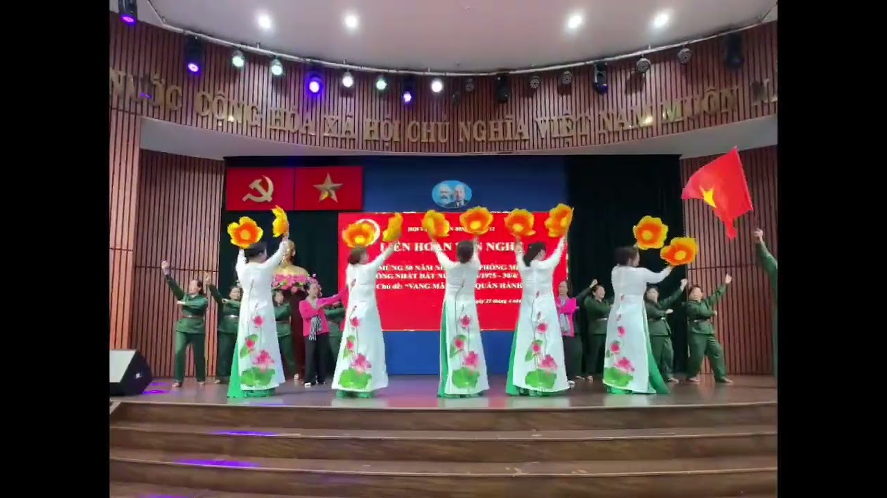 Hát về mẹ VN anh hùng tốp múa CLB VNKVDS Thạnh Xuân  thể hiện kỷ niệm 50năm ngày giải phóng đất nước