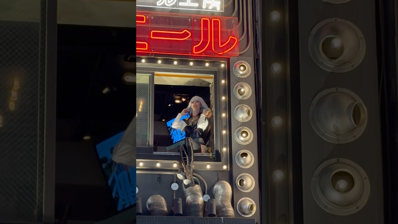 REAL!? Lucy at the window of Shinjuku bar in Tokyo | ふと見上げると新宿バーの窓にルーシーが座っていた