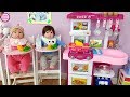 Cena para Finn y Molly en la cocina de juguete para muñecas bebé