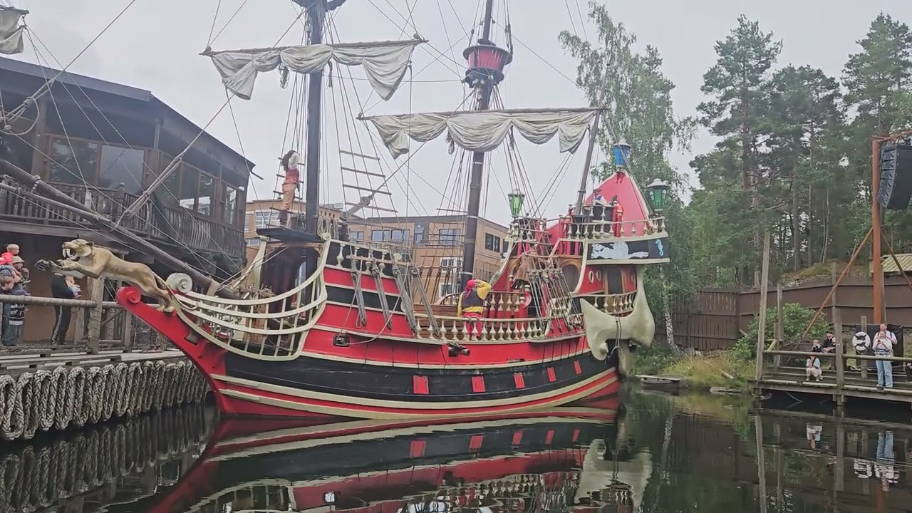 Den sorte dame vender hjem fra tokt! (7.8.25)