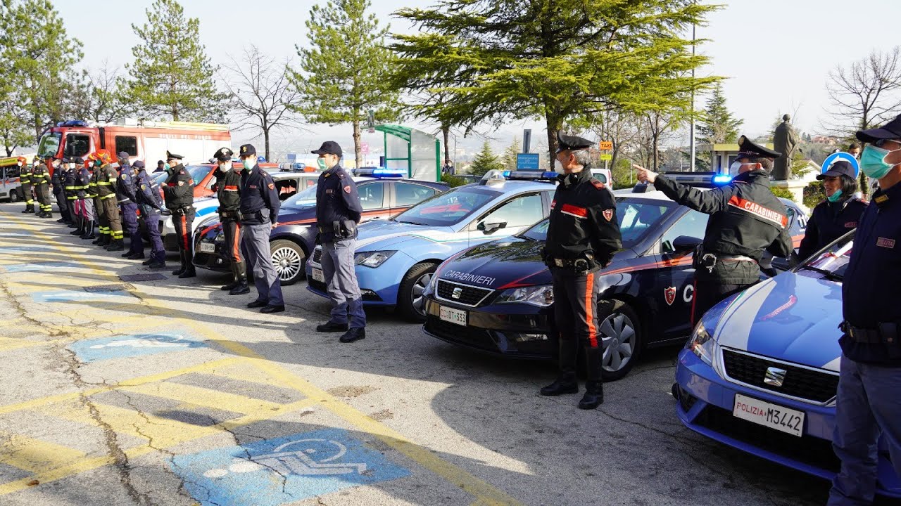 Covid-19, omaggio delle Forze dell'Ordine a operatori e malati dell'Ospedale di Chieti