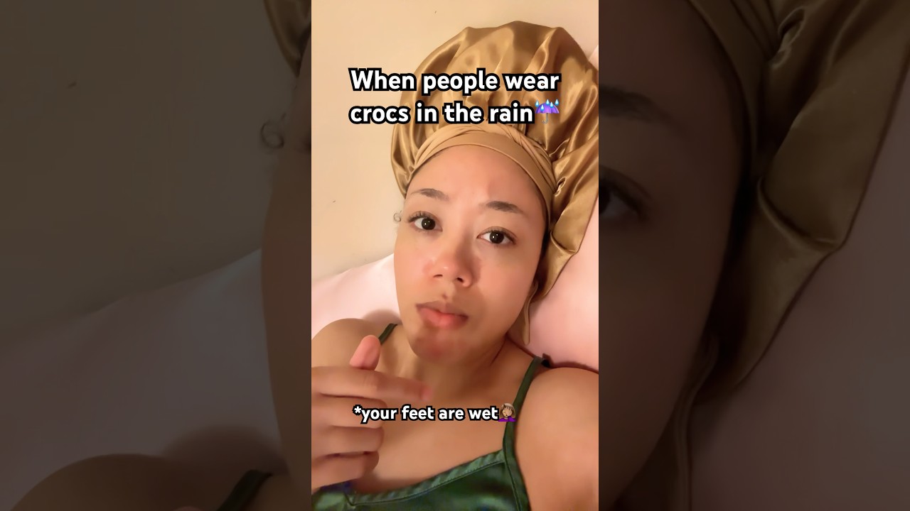 Ver When people wear crocs in the rain☔️ #shorts #relatable en YouTube Ver When people wear crocs in the rain☔️ #shorts #relatable en YouTube