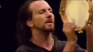 Eddie Vedder: sexy moves (Closer, 3rd time)
