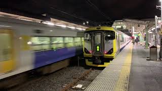 JR外房線誉田駅2番線停車中のE257系NB-05編成回送列車と3番線を通過するE257系特急わかしお18号東京駅行き。