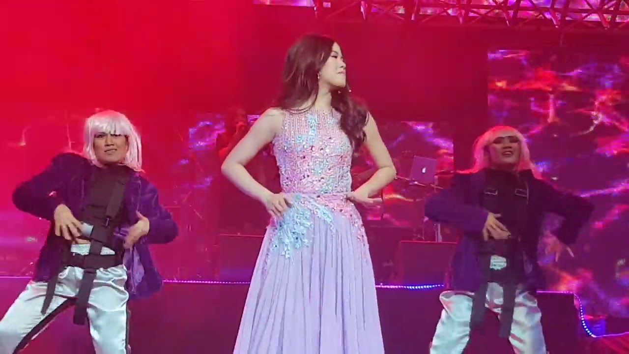 KISSES DELAVIN CONCERT