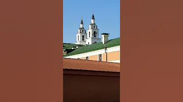 Утренний звон. Звонарь внутри и двое снаружи.