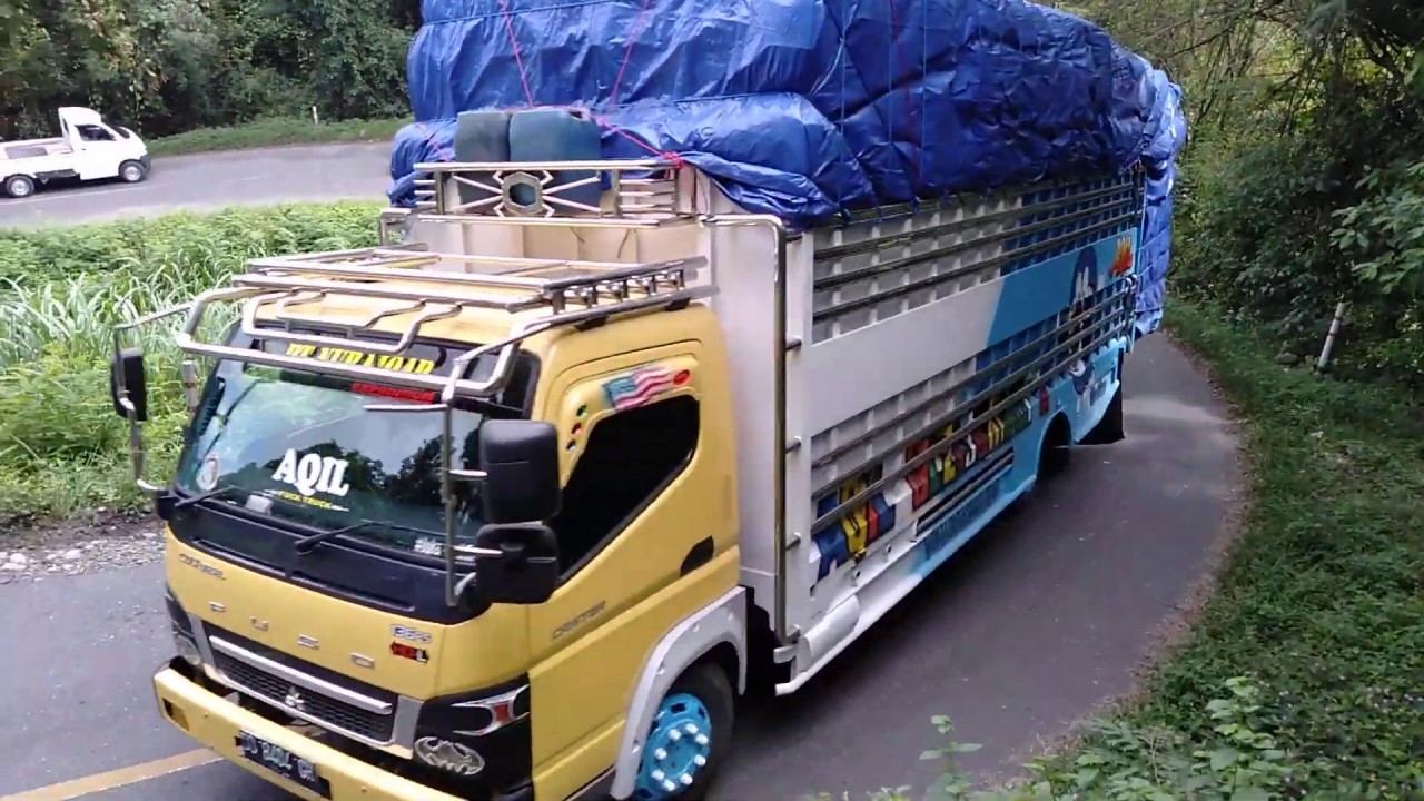 Truck mini ber'Animasi Doraemon bermuat puluhan ton melewati tanjakan