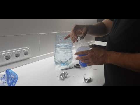 Видео: Как сделать бонг из бутылки с водой (с иллюстрациями)