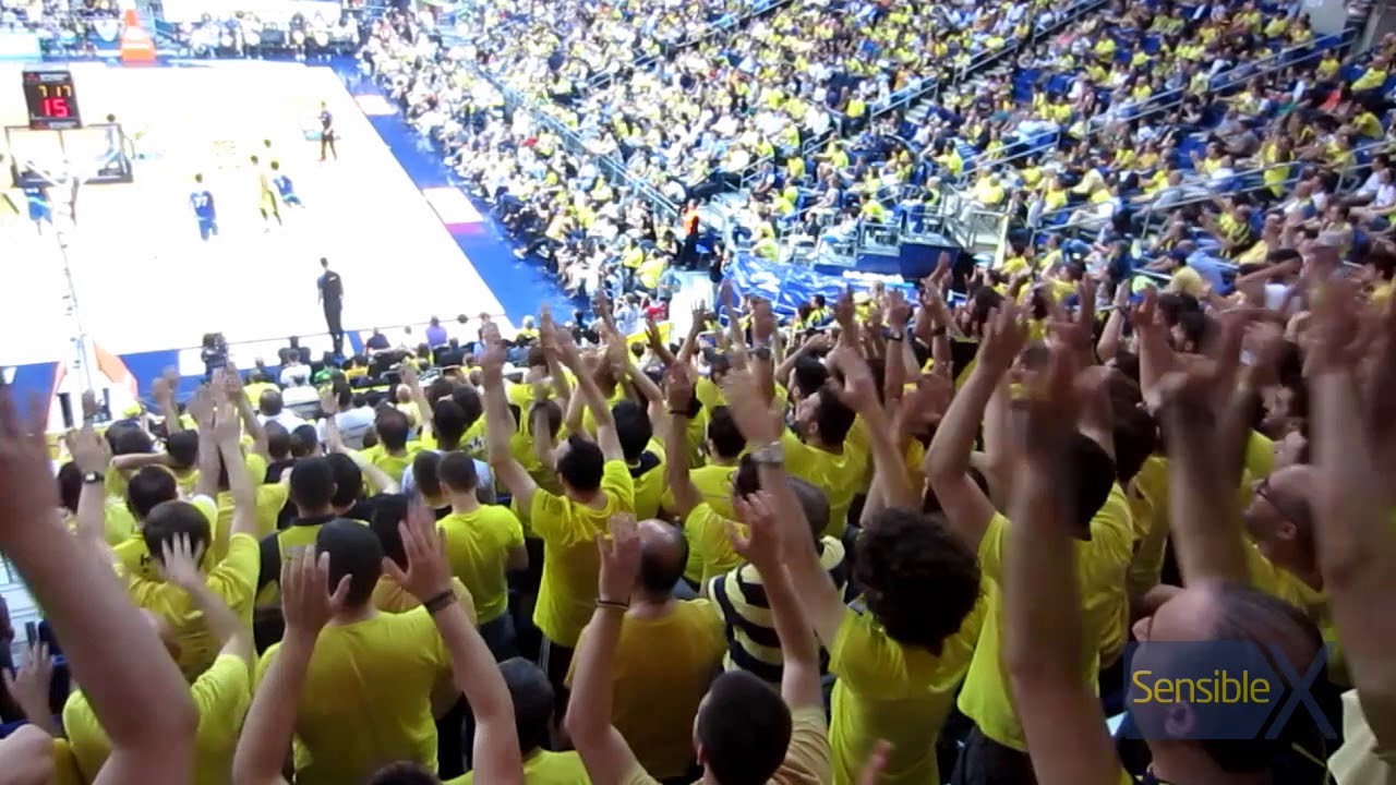 Şampiyon takımın oyuncularına, eksiksiz sırayla yapılan tezahüratlar