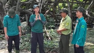 H' Hen Niê cùng các anh bảo vệ động vật hoang dã thả Kỳ nhông, chồn hoa .. về với thiên nhiên.