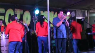 Video thumbnail of "AL CALOR DE LA CUMBIA GUSTAVO VELASQUEZ Y SABOR LATINO"