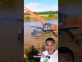Escavadeira dentro d'água trabalhando.#react #reagindo #máquina #escavadeira #rio