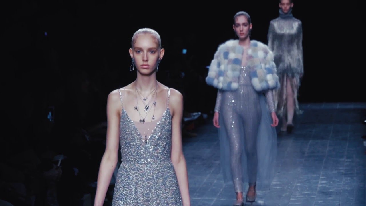 A CLOSER LOOK AT THE VALENTINO FALL/WINTER 2016-17 FASHION SHOW - YouTube