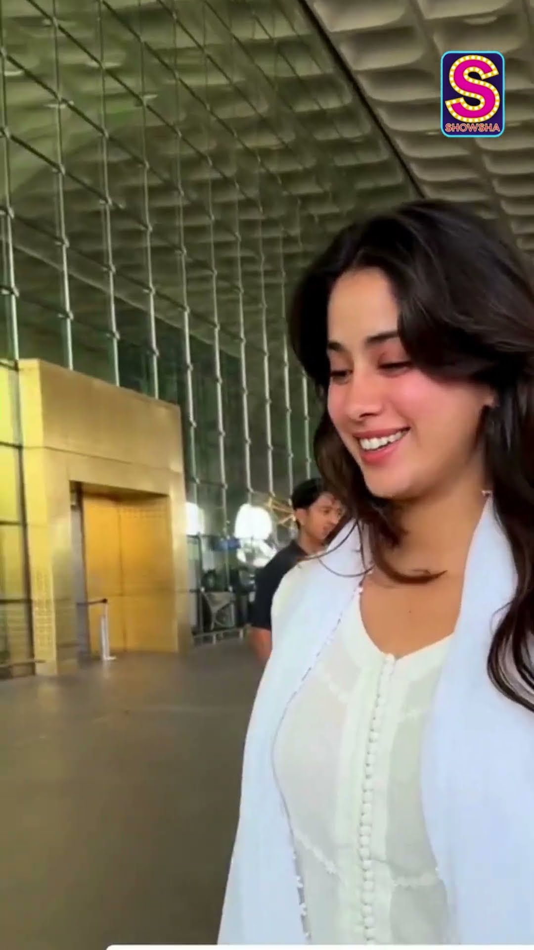 Janhvi Kapoor’s Sweet Gesture For Her Fans, Gives Autograph To Fan At Airport | N18S | #viral