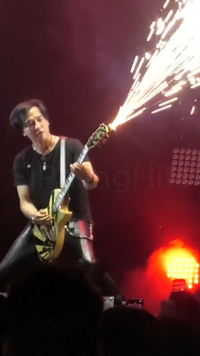 Gokil !! Aksi panggung Piyu saat interlude 