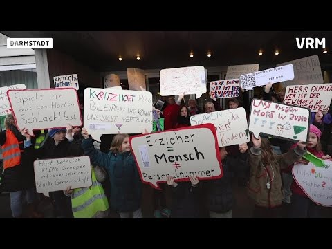 Schüler demonstrieren vor der Stavo in Darmstadt