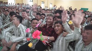 Không thể ngồi yên với 