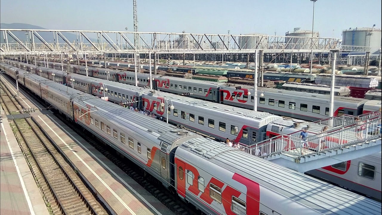 Как объявляют поезда на вокзале Новороссийска.