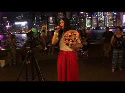 海闊天空「內地聽眾朋友特意送上驚喜*收花了*殺街後首次公開演唱。」(2018-08-01）中國香港歌手彭梓嘉