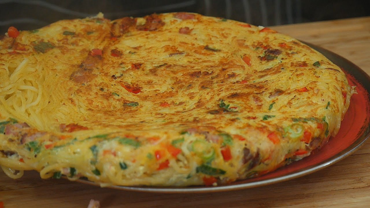 Makaronowy omlet na śniadanie smaczniej być nie mogło / Oddaszfartucha