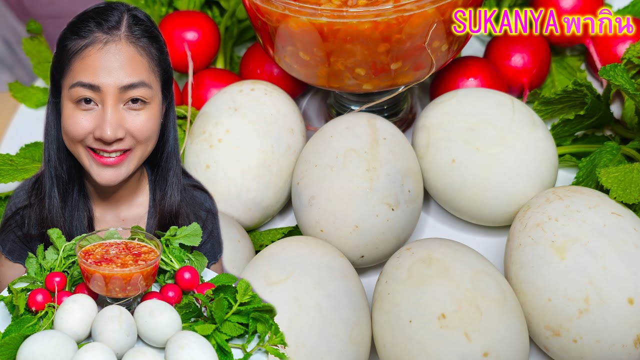 Вьетнамские утиные яйца, подаваемые с кипящим соусом из галангала