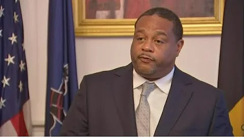 Shot fired outside mayors house, search for new po...