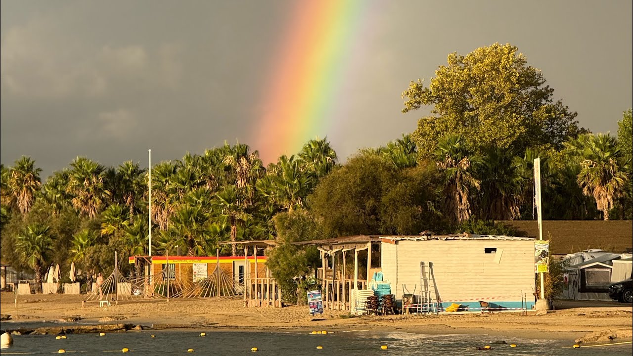 Francja Lazurowe Wybrzeże kemping przy plaży campervan