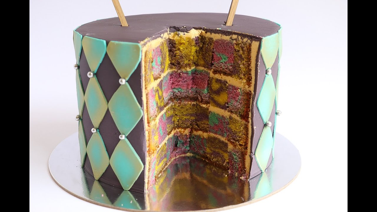 ⁣Alice In Wonderland Theme Checkered Cake- Rosie's Dessert Spot