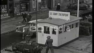 Amerikanische Panzer und Autokontrollen am Checkpoint Charlie, 1961