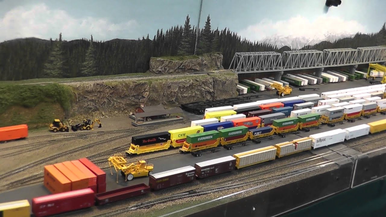 N Scale layout - Monroe Train Show - YouTube