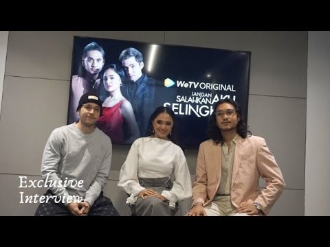 Qiz yaqinroq suratga tushmoqda. Kichik va qalin jinsiy olatni