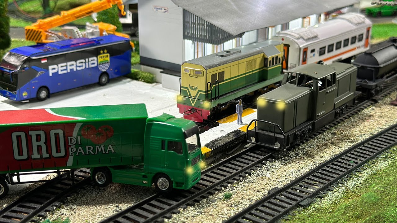 Unboxing dan Merakit Kereta Api Diesel Tua Terbaru Langsung Rolling Menabrak Truk Tronton Hijau