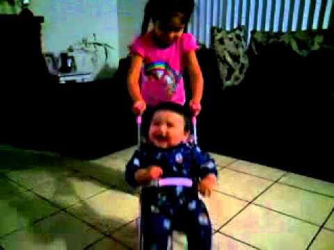 bebe con carreola juguete
