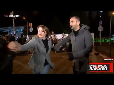 ტვ პირველის ჟურნალისტს პირდაპირ ეთერში უცხო მამაკაცი მიუვარდა