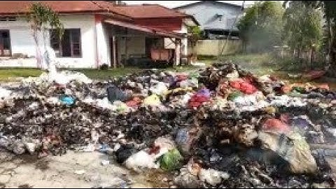 Tempat Pembuangan Ditutup, Sampah Menumpuk di Kantor Kecamatan Wonomulyo