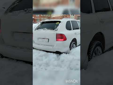 Порше Кайен делает себе парковку в снегу