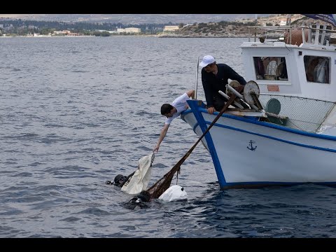 Καθαρίζοντας το βυθό στη Σαλαμίνα | CNN Greece