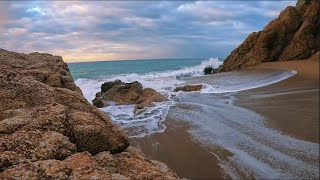 Amazing Sunset Waves for Total Relaxation: Natural Beauty at the Beach