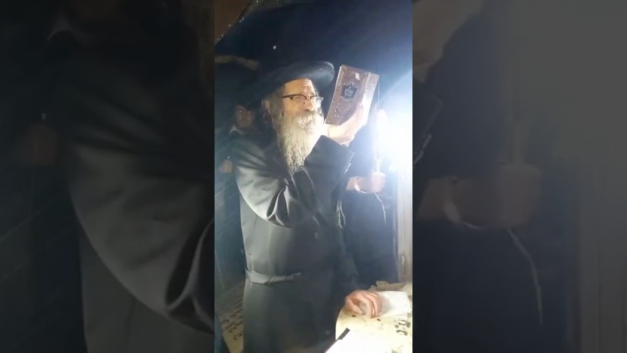 בגשם זלעפות המשפיע הרה״צ ר״ נחמן בידרמן בתפילה על ציון הרה״ק ר״ משה מרדכי מלעלוב זי״ע