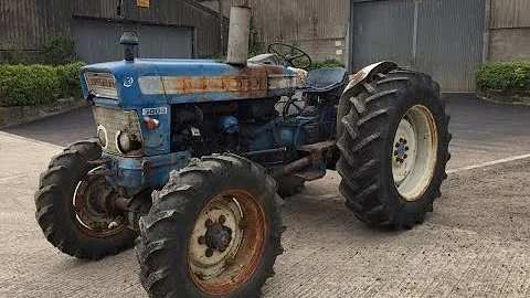 Kolik váží zemědělský traktor Ford 5000?