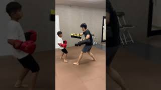 小学生ミット打ち 。三田市、宝塚市、キックボクシングフィットネスジム、N-FIELD 練習動画