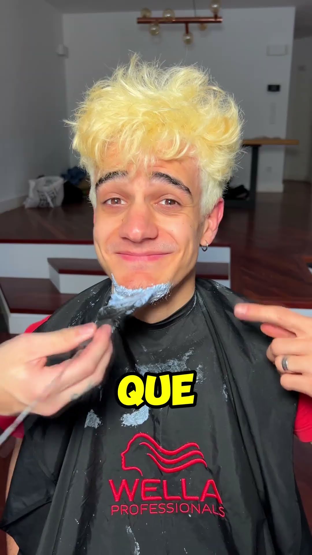 Mi AMIGO me CORTA el PELO y me lo TIÑO de este COLOR!!