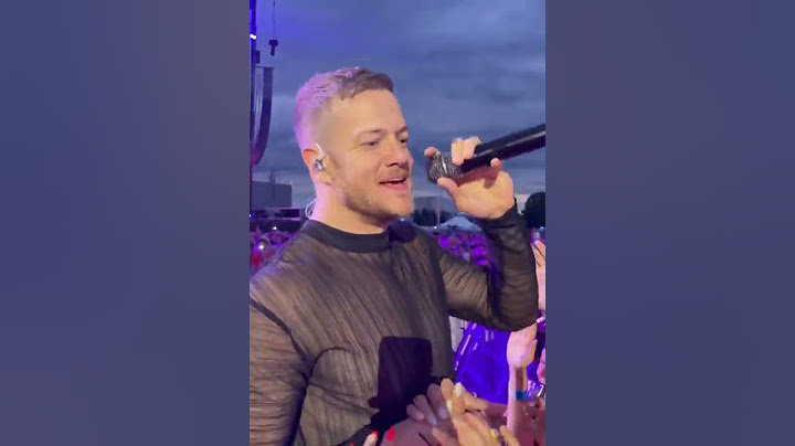 Dan Reynolds z Imagine Dragons se blíží k davu v Praze, Česká republika, zatímco zpívá I Bet My Life
