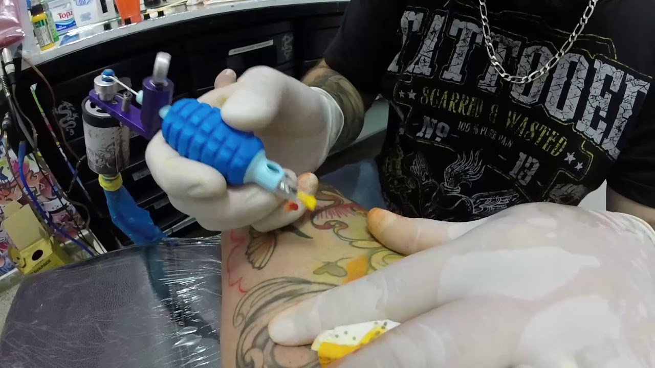 tattoo shops near me Tatuando com os cartuchos da Electric Ink