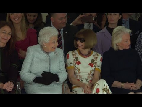 Video: La Regina Elisabetta Alla Sfilata Di Moda