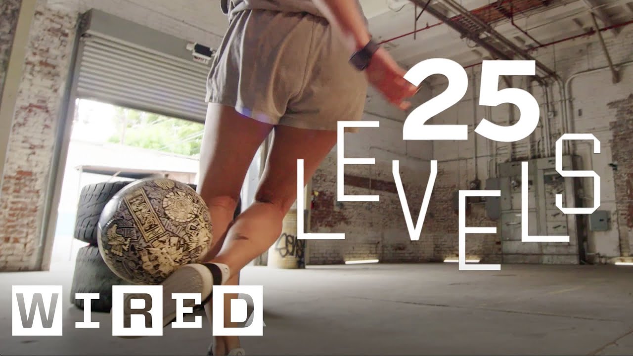 フリースタイル フットボール」の技を25のレベルで実演 | Levels