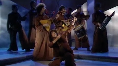 Kate Bush - Running Up That Hill (A Deal With God) [Music Video]
